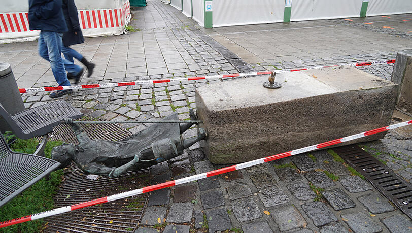 Bilder vom Viktualienmarkt: Feuerwehr und Mitarbeiter des Kommunalen Außendienstes waren vor Ort. Bilder vom Viktualienmarkt: Feuerwehr und Mitarbeiter des Kommunalen Außendienstes waren vor Ort.