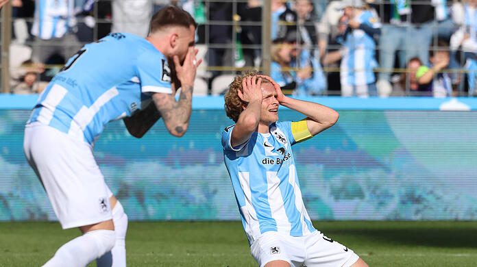 Jesper Verlaat (re.) verliert mit dem TSV 1860 gegen Ulm.