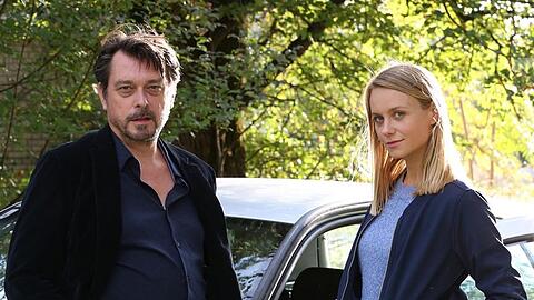 "Landkrimi: Steirerrausch": LKA-Kommissar Sascha Bergmann (Hary Prinz) mit seiner Kollegin Anni Sulmtaler (Anna Unterberger).