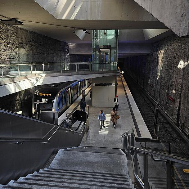 Schwebende Treppen, als w&uuml;rde man in eine H&ouml;hle hinabsteigen.