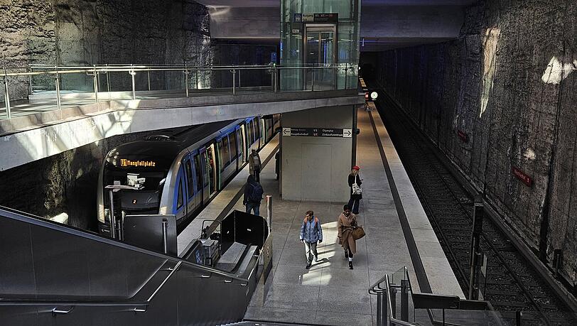 Schwebende Treppen, als w&uuml;rde man in eine H&ouml;hle hinabsteigen.