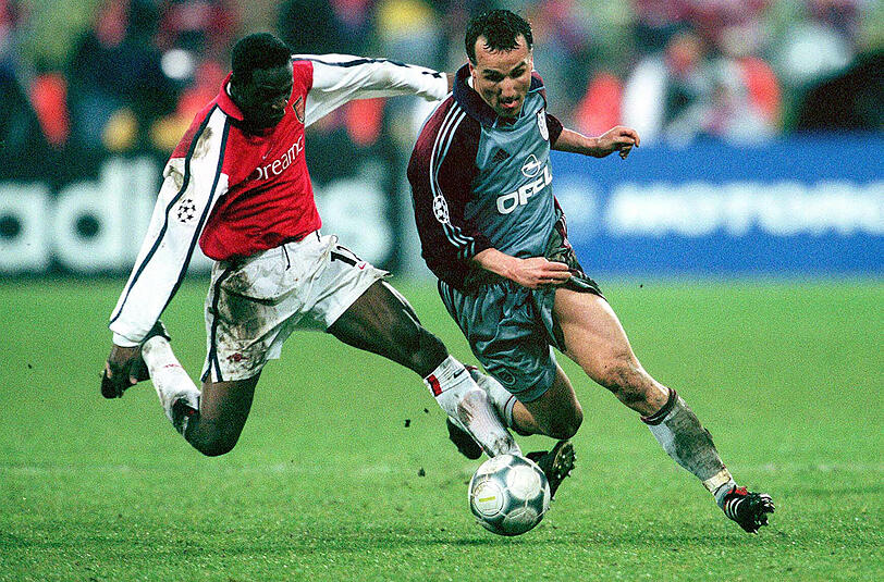 Jens Jeremies setzt sich gegen Arsenals Bisan Laurens durch. Im Jahr 2001 trafen der FC Bayern und der FC Arsenal in der Zwischenrunde aufeinander. Im Rückspiel gewannen die Bayern zu Hause 1:0.