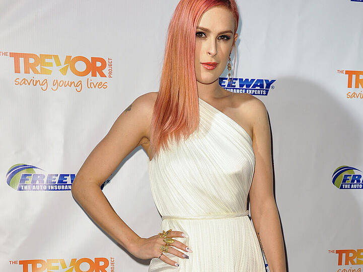 Rumer Willis weiß ihre ungewöhnliche Haarfarbe elegant in Szene zu setzen