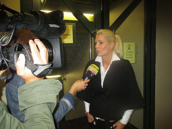 Sarah Kern gibt nach dem Gerichtstermin ein Interview.