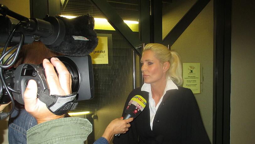 Sarah Kern gibt nach dem Gerichtstermin ein Interview. Sarah Kern gibt nach dem Gerichtstermin ein Interview.