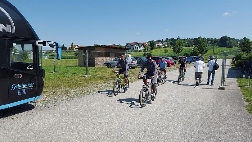 Die Löwen schwitzen in Bad Waltersdorf: die ersten Fotos von 1860-Trainer Kosta Runjaic und seinem Team im Trainingslager - auch Präsident Peter Cassalette ist mit seinem Vize Heinz Schmidt in der Steiermark eingetroffen.