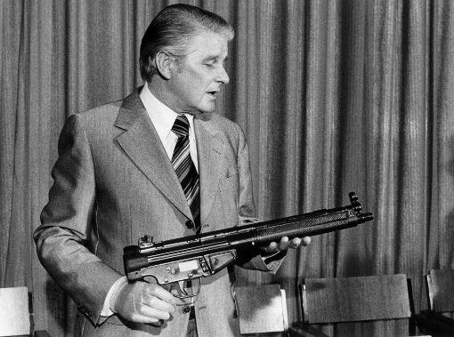 Die Tatwaffe: BKA-Abteilungsleiter Gerhard Boeden präsentiert das halbautomatische Gewehr vom Typ HK 43, Kaliber 5,56 mm.
