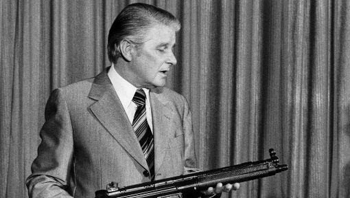 Die Tatwaffe: BKA-Abteilungsleiter Gerhard Boeden präsentiert das halbautomatische Gewehr vom Typ HK 43, Kaliber 5,56 mm. Die Tatwaffe: BKA-Abteilungsleiter Gerhard Boeden präsentiert das halbautomatische Gewehr vom Typ HK 43, Kaliber 5,56 mm.