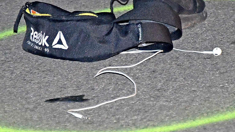 Das Opfer trug Kopfhörer, womöglich hörte er deshalb das Auto nicht kommen.