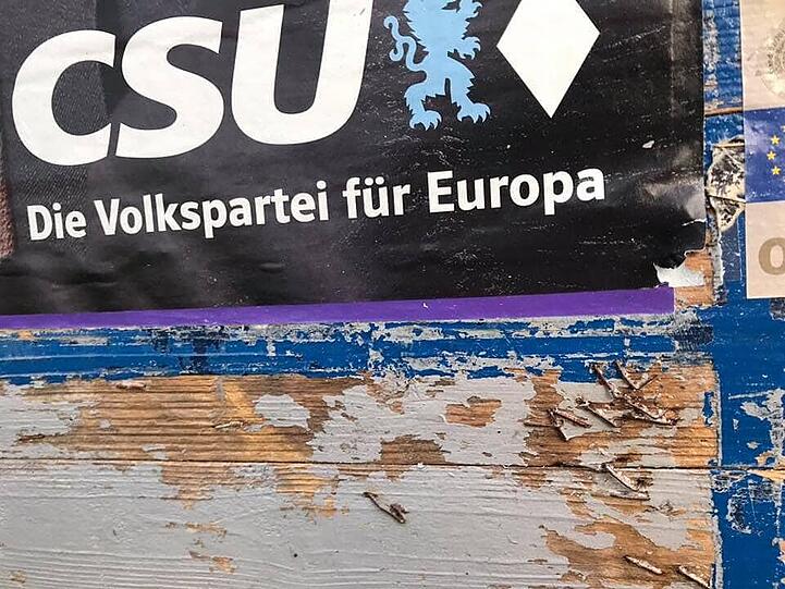 Dieses Bild postet Marie-Isabelle Heiss auf Facebook. Ein CSU-Plakat klebt über einem lilafarbenen Plakat.