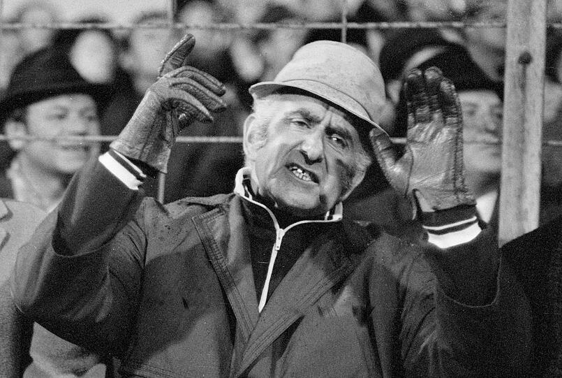 Der ehemalige Manager des FC Bayern München Robert Schwan bei einem Spiel im Grünwalder Stadion.