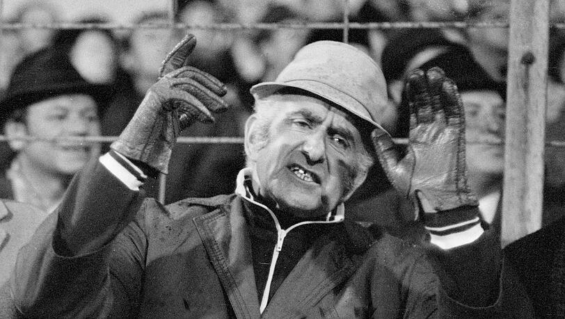 Der ehemalige Manager des FC Bayern München Robert Schwan bei einem Spiel im Grünwalder Stadion. Der ehemalige Manager des FC Bayern München Robert Schwan bei einem Spiel im Grünwalder Stadion.