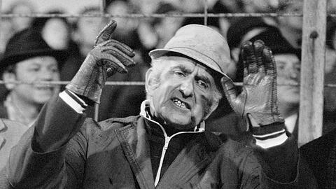 Der ehemalige Manager des FC Bayern München Robert Schwan bei einem Spiel im Grünwalder Stadion.