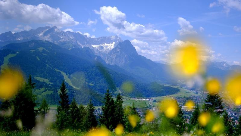 Im Hintergrund sind die Gipfel des Wettersteins mit der Zugspitze zu sehen. Foto: picture alliance / Sven Hoppe/dpa Im Hintergrund sind die Gipfel des Wettersteins mit der Zugspitze zu sehen. Foto: picture alliance / Sven Hoppe/dpa