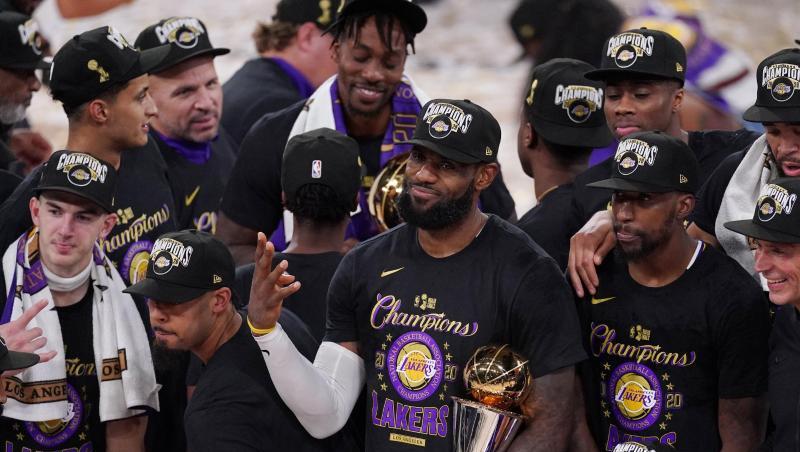 LeBron James (M) feiert mit den Los Angeles Lakers den NBA-Titel.