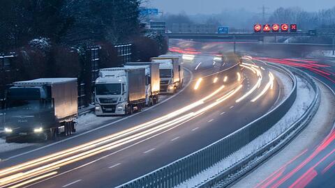 Lkw-Fahrer haben zum Übernachten auf dem Standstreifen der Autobahn A2 geparkt.