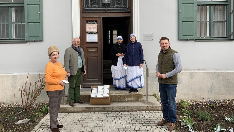 Spende für Obdachlose: Hier übergeben der Sendlinger CSU-Ortschef Otto Seidl (2.v.l.), seine Vizin Karin Singer-Mayr (l.) und Stadtrat Matthias Stadler (r.) die Masken an die Nonnen Schwester Therese und Simone.