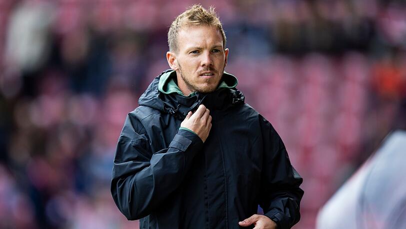 Münchens Trainer Julian Nagelsmann steht vor dem Spiel im Stadion.