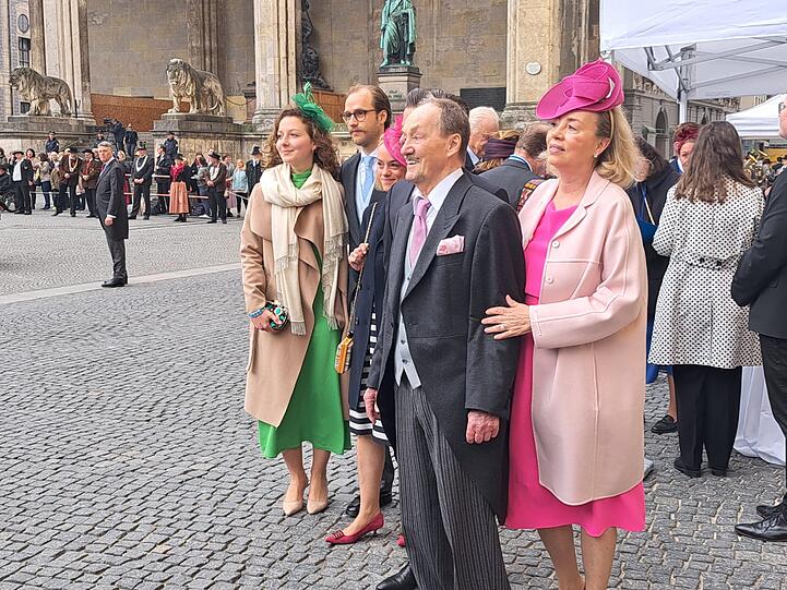 Die ersten Gäste treffen zur adeligen Hochzeit in München ein.