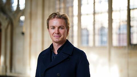 Nico Rosberg, ehemaliger Formel-1-Weltmeister, lächelt bei einem Besuch der Universität Oxford, wo er mit Studenten zusammentrifft, die sich für die UN-Nachhaltigkeitsziele einsetzen.