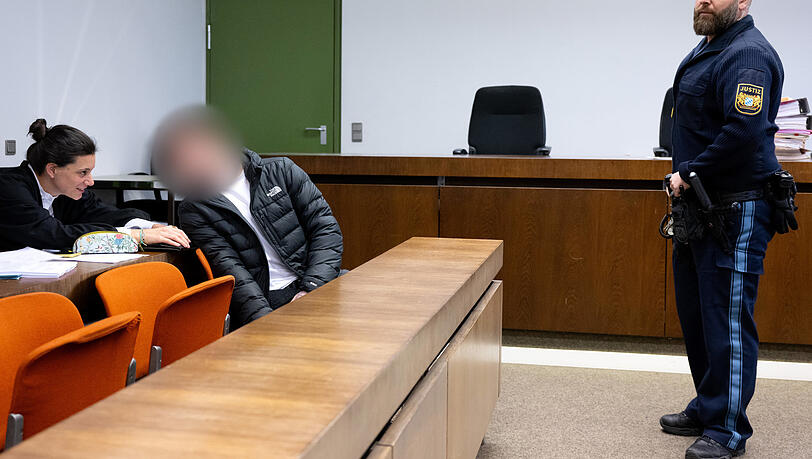 Der wegen Diebstahls angeklagte Mann sitzt vor Prozessbeginn mit seiner Anwältin Daniela Gabler im Gerichtssaal.