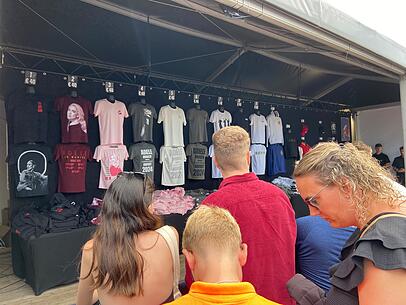 Wer ein Adele-T-Shirt haben möchte, muss an den zahlreichen Merch-Ständen 40 Euro hinblättert, daneben gibt es aber auch Caps, Tassen, Taschen, Hoodies und College-Jacken. Wer ein Adele-T-Shirt haben möchte, muss an den zahlreichen Merch-Ständen 40 Euro hinblättert, daneben gibt es aber auch Caps, Tassen, Taschen, Hoodies und College-Jacken.