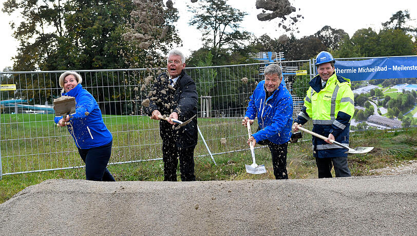 Spatenstich auf der Liegewiese des Michaelibads (v.l.): Karin Thelen, SWM-Geschäftsführerin Regionale Energiewende, Oberbürgermeister Dieter Reiter, Wirtschaftsminister Robert Habeck sowie Florian Bieberbach, Vorsitzender der SWM-Geschäftsführung.