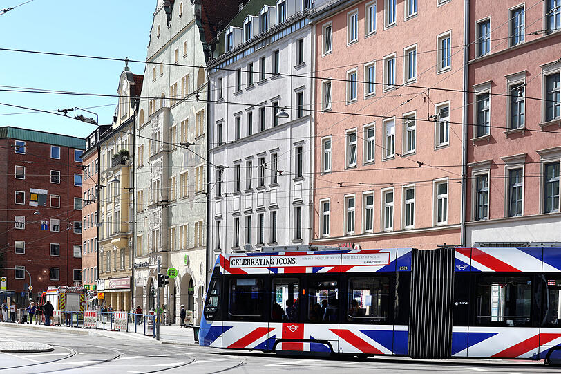 Very british: eine Tram mit hübschem Werbe-Banner.
