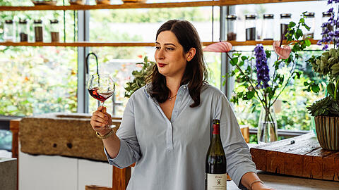 Marie Christin Baunach ist die Sommeli&egrave;re im F&uuml;nf-Sterne-Hotel Althoff Seehotel &Uuml;berfahrt in Rottach-Egern und wurde k&uuml;rzlich bei der Falstaff-Winetrophy 2026 als &bdquo;Sommeli&egrave;re des Jahres&ldquo; ausgezeichnet.