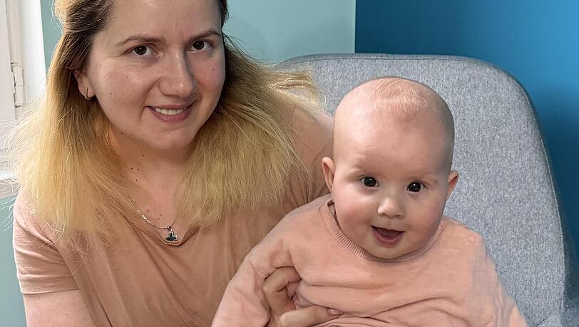 Tatia Kashibadze mit ihrer knapp neun Monate alten Tochter Lile. Das Baby ist von Geburt an lebensbedrohlich an der Lunge erkrankt. Eine Operation in der Haunerschen Kinderklinik k&ouml;nnte ihr helfen. Um das zu erm&ouml;glichen, werden nun Spenden gesammelt.