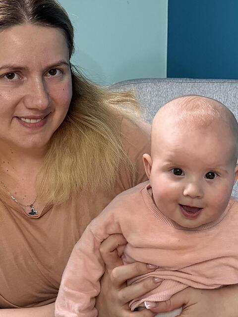 Tatia Kashibadze mit ihrer knapp neun Monate alten Tochter Lile. Das Baby ist von Geburt an lebensbedrohlich an der Lunge erkrankt. Eine Operation in der Haunerschen Kinderklinik k&ouml;nnte ihr helfen. Um das zu erm&ouml;glichen, werden nun Spenden gesammelt.