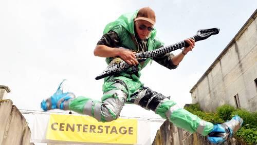 Da weiß man schlagartig, wo das Wort „Luft-Gitarre“ herkommt: Ein gegen Nässe vorbildlich verpackter Besucher des „Rock im Park“-Treibens rund ums Zeppelinfeld hat noch genügend Energie für große Sprünge. Da weiß man schlagartig, wo das Wort „Luft-Gitarre“ herkommt: Ein gegen Nässe vorbildlich verpackter Besucher des „Rock im Park“-Treibens rund ums Zeppelinfeld hat noch genügend Energie für große Sprünge.
