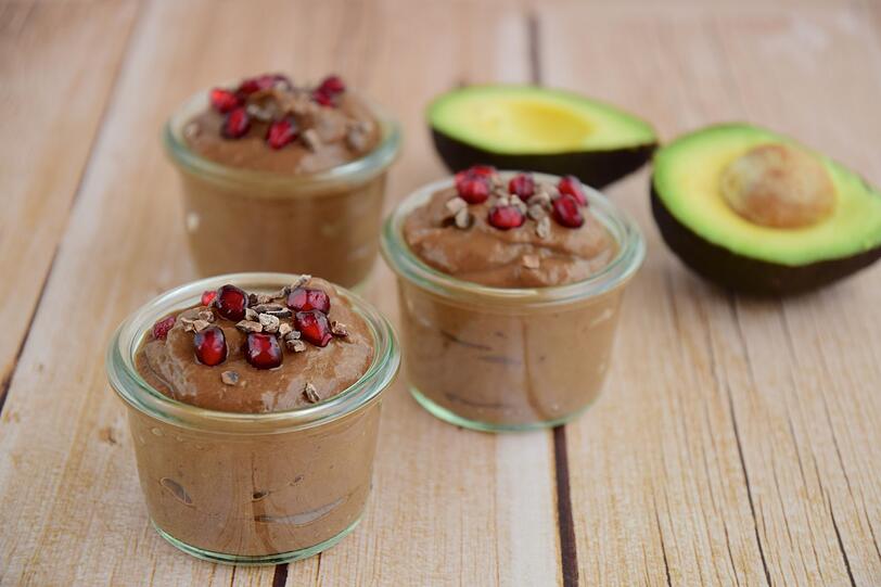 Schokopudding mit Avocado und Chia ist ein Superfood-Dessert. F&uuml;r das Rezept wird das Fruchtfleisch einer Avocado mit drei Essl&ouml;ffeln Kakao, 150 Millilitern Milch oder Nussdrink, zwei Essl&ouml;ffeln Chiasamen und optional einem Essl&ouml;ffel Kokos&ouml;l gemischt. Danach kann die Schoko-Avocado-Masse in Gl&auml;ser oder Schalen gef&uuml;llt und gek&uuml;hlt mit Granatapfelkernen oder Kakaonibs serviert werden.