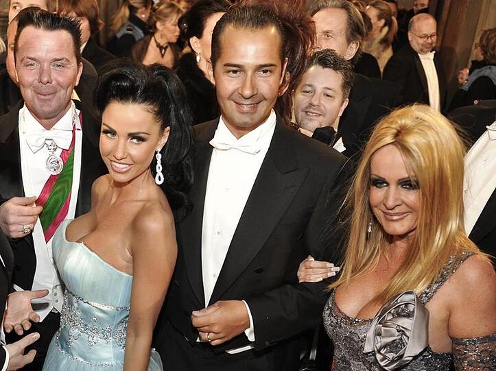Katie Price und ihre Gastgeber beim Wiener Opernball