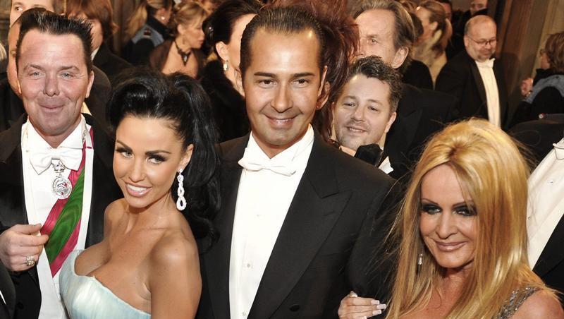 Katie Price und ihre Gastgeber beim Wiener Opernball Katie Price und ihre Gastgeber beim Wiener Opernball