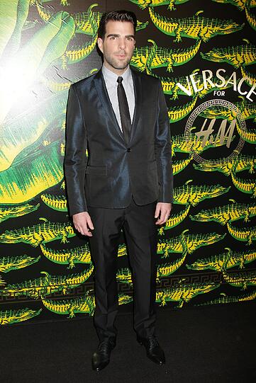 Ganz klassisch im Anzug. Der Schauspieler Zachary Quinto.