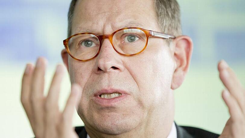 Der Vorstandsvorsitzende der Gothaer, Werner Görg, hat ein paar Vorschläge zur Eindämmung der hohen Pflege- und Klinikkosten im Alter. Der Vorstandsvorsitzende der Gothaer, Werner Görg, hat ein paar Vorschläge zur Eindämmung der hohen Pflege- und Klinikkosten im Alter.