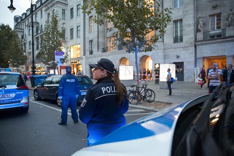 Maskierte überfallen einen Geldboten, als er aus dem Apple-Store kommt - am helllichten Tag, vor den Augen von Passanten.