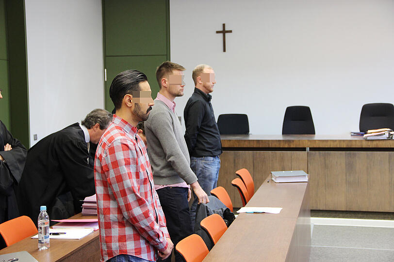 Anklage wegen versuchtem Mord: Das Trio vor Prozessbeginn im Gerichtssaal.