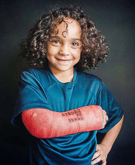 Maddie (7): "Meine Oma hat mir das auf meinen Gips geschrieben, damit ich mich daran erinnere, mutig und stark zu sein. Aber das bin ich sowieso.