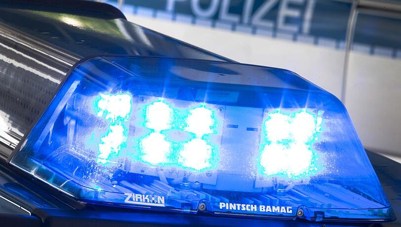 Die Polizei suchte den jugendlichen Intensivtäter auf (Symbolbild). Die Polizei suchte den jugendlichen Intensivtäter auf (Symbolbild).