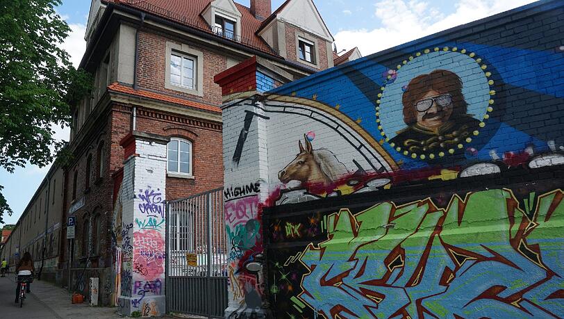Auf dem Gelände des alten Viehhofs haben Künstler ihre Ateliers, Handwerker ihre Betriebe und Kulturveranstaltungen ihren festen Platz. Auf dem Gelände des alten Viehhofs haben Künstler ihre Ateliers, Handwerker ihre Betriebe und Kulturveranstaltungen ihren festen Platz.