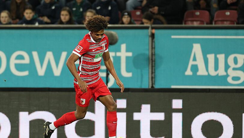 Renato Veiga vom FC Augsburg in Aktion.