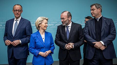 Ursula von der Leyen (2.v.l), EU- Kommissionspräsidentin, steht neben Friedrich Merz (l), CDU-Bundesvorsitzender und Fraktionsvorsitzender der CDU/CSU- Fraktion im Bundestag, Manfred Weber (2.v.r.), Vorsitzender der EVP-Fraktion im Europaparlament, sowie Markus Söder, CSU-Vorsitzender und Ministerpräsident von Bayern, bei der gemeinsamen Sitzung der Präsidien von CDU und CSU.