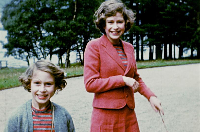 Für die besondere Dokumentation "Elizabeth II., ganz privat" zum Platin-Jubiläum der einstigen Königin von England hatte die BBC 2022 tief in deren Familienarchiv gegraben und unter anderem Fotos von Elizabeth (rechts) und ihrer jüngeren Schwester Margaret gefunden. Für die besondere Dokumentation "Elizabeth II., ganz privat" zum Platin-Jubiläum der einstigen Königin von England hatte die BBC 2022 tief in deren Familienarchiv gegraben und unter anderem Fotos von Elizabeth (rechts) und ihrer jüngeren Schwester Margaret gefunden.