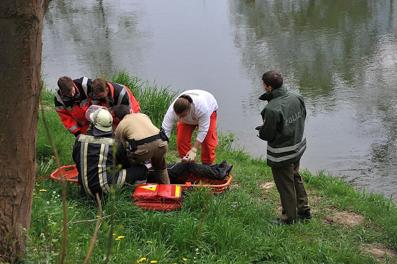 Die Feuerwehr zog die Männer aus dem Wasser, dann kümmerte sich das Rote Kreuz um die Männer.