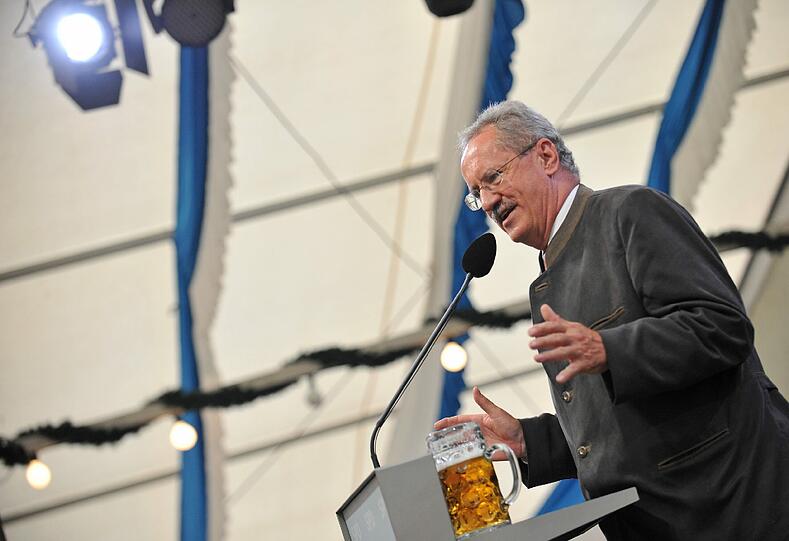 Ude über den zeitgleichen Besuch von CDU-Chefin Angela Merkel bei der CSU in Anspielung auf CSU-Generalsekretär Alexander Dobrindt und dessen Äußerungen zur Eurokrise: &bdquo;Das ist eine sonderpädagogische Maßnahme für ungezogene Generalsekretäre, die eine Wirtshausschlägerei nicht von internationaler Finanzpolitik unterscheiden können.&ldquo;