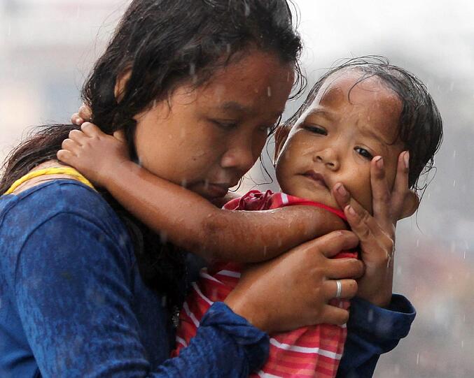 Die Menschen auf den Philippinen stehen vor dem Nichts. Und die Schreckensnachrichten von neuen Stürmen hören nicht auf. Plünderungen sind an der Tagesordnung. Die Menschen kämpfen ums pure Überleben - und gegen Plünderungen.