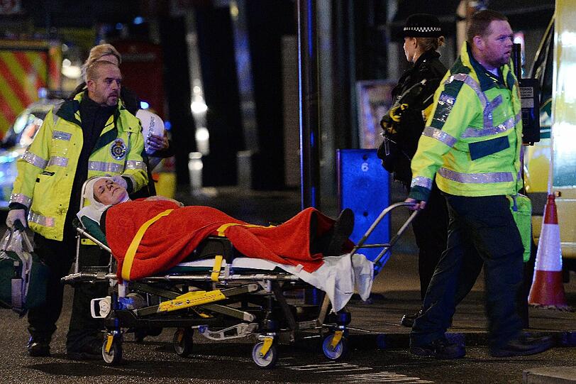 Sehen Sie hier mehr Bilder vom Rettungseinsatz im Londoner Apollo-Theatre in Londern von der Nacht zum Freitag.