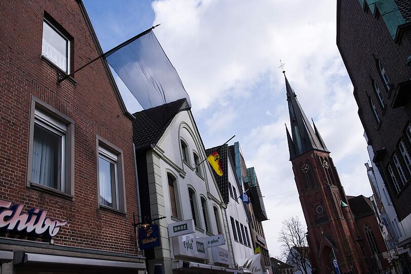 Die Menschen in Haltern trauern um die 16 Schüler und zwei Lehrer, die bei dem Germanwings-Absturz ums Leben gekommen sind